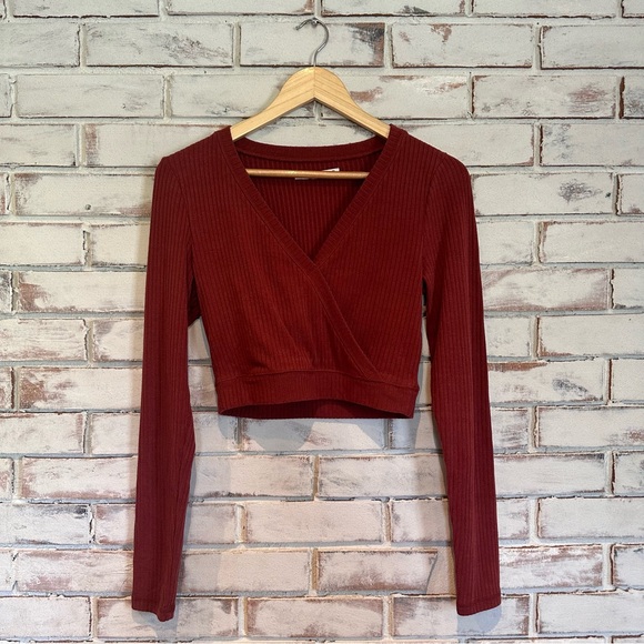 Abercrombie & Fitch Tops - Abercrombie & Fitch ribbed wrap crop top size medium